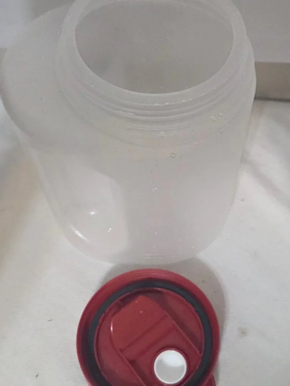 Rubbermaid 2 Qt Quart Drink Containers Mixer Mate w/ Red Flip Top Lid USA